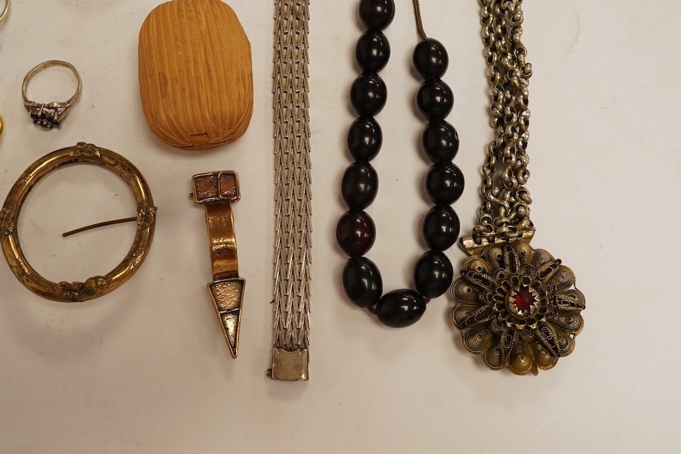 A quantity of assorted costume jewellery including an unmounted synthetic emerald, a white metal filigree bracelet, etc. Condition - poor to fair